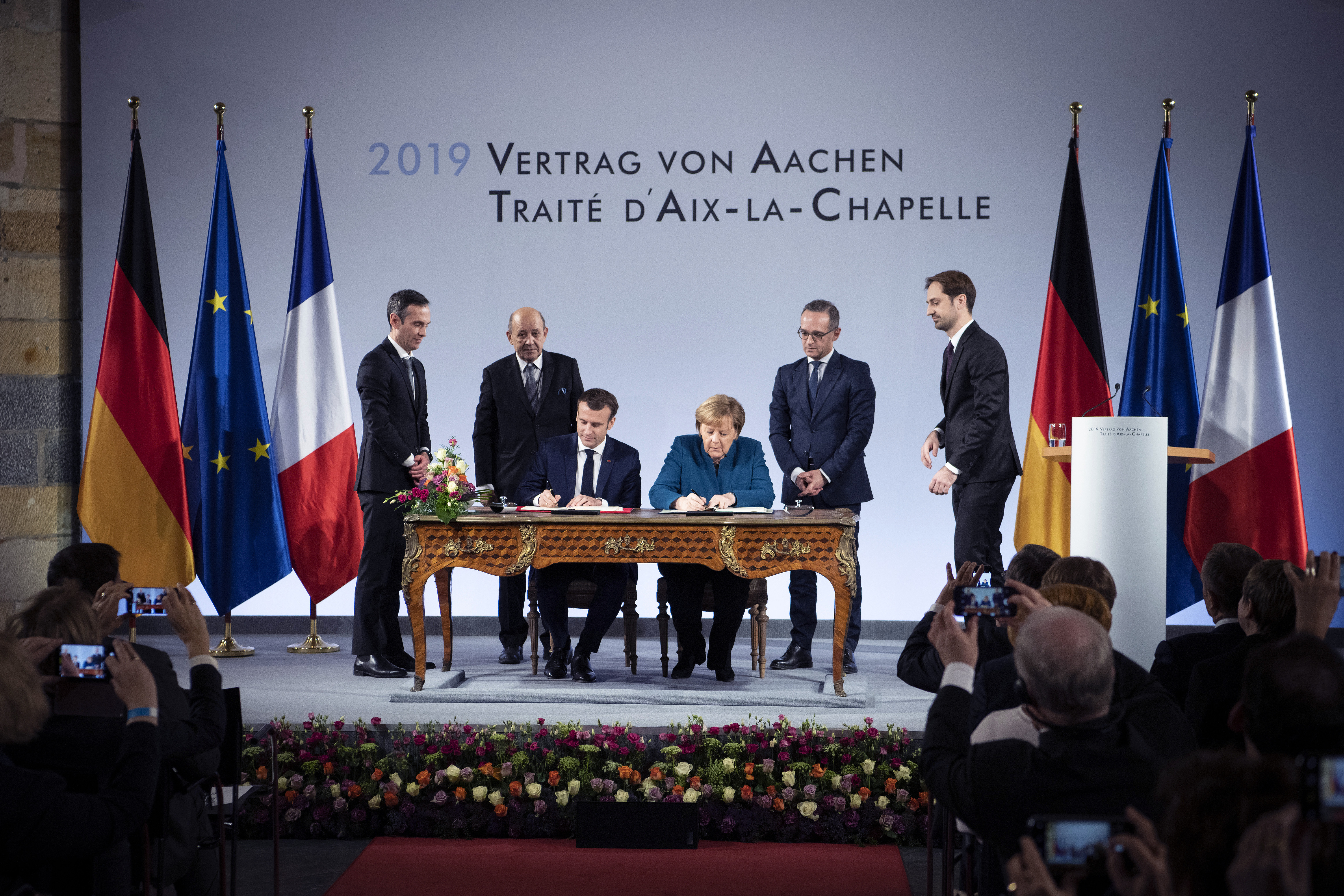 Unterzeichnung Vertrag von Aachen.jpg